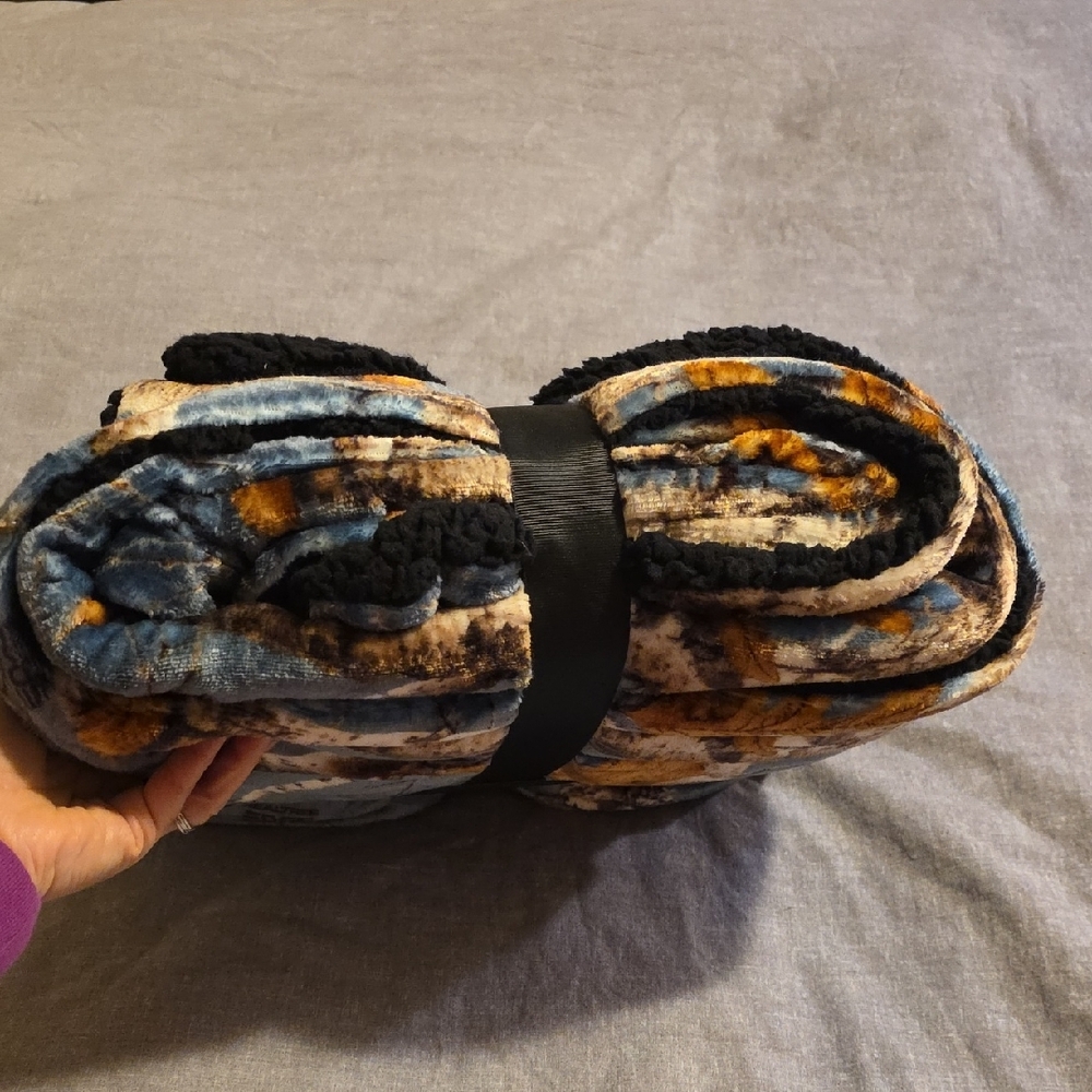 Realtree Edge Velvet Throw with Sherpa - Blue and Brown - Picture 4 of 5
